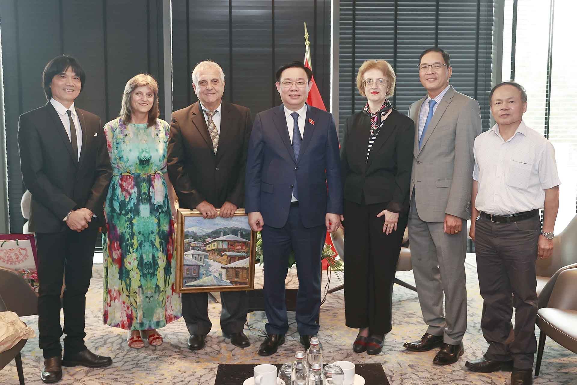 Chủ tịch Quốc hội Vương Đình Huệ với các đại biểu. (Nguồn: TTXVN)