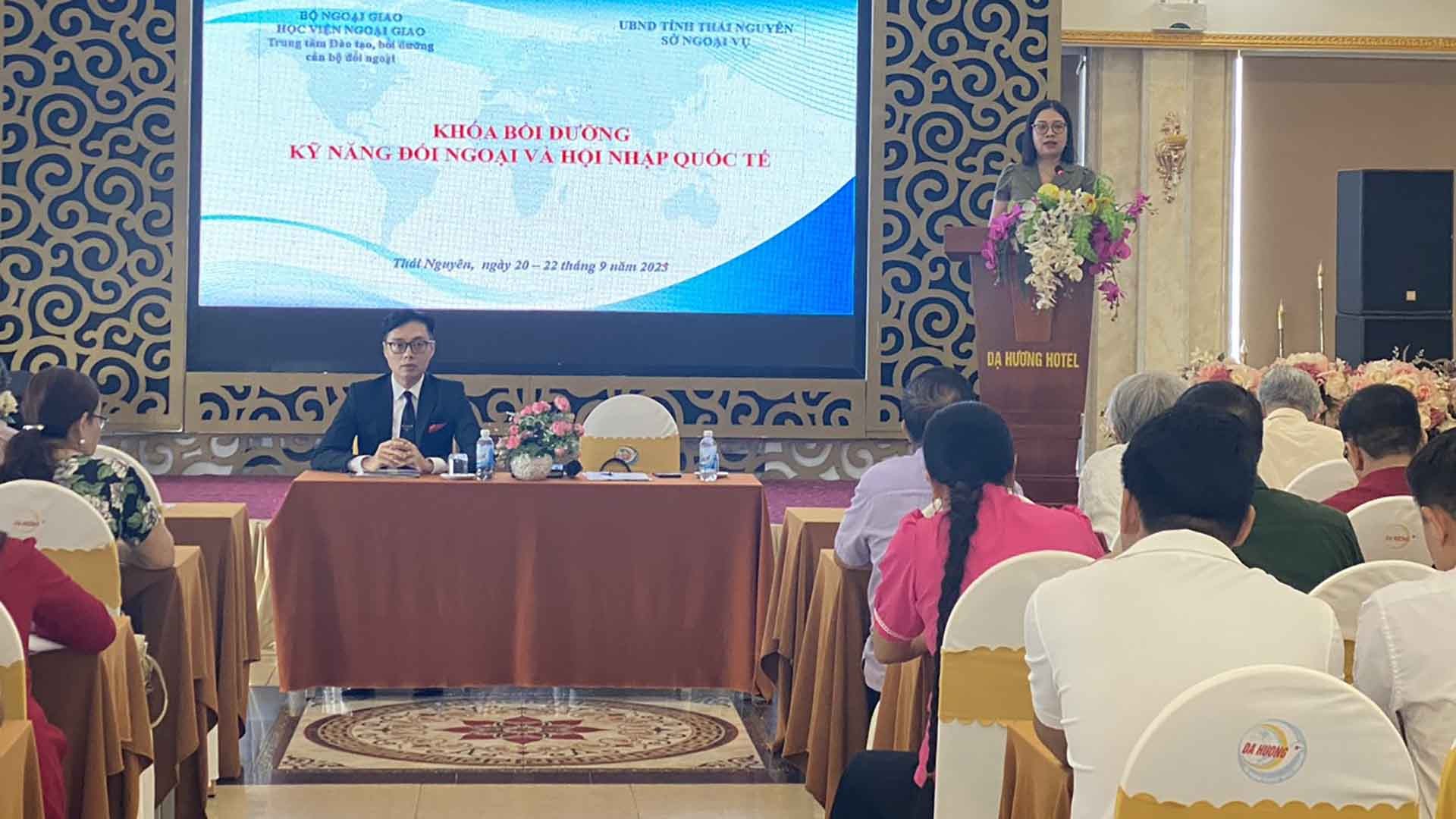 Phó Giám đốc Sở Ngoại vụ tỉnh Thái Nguyên phát biểu khai giảng. Phó Giám đốc Sở Ngoại vụ tỉnh Thái Nguyên phát biểu khai giảng.