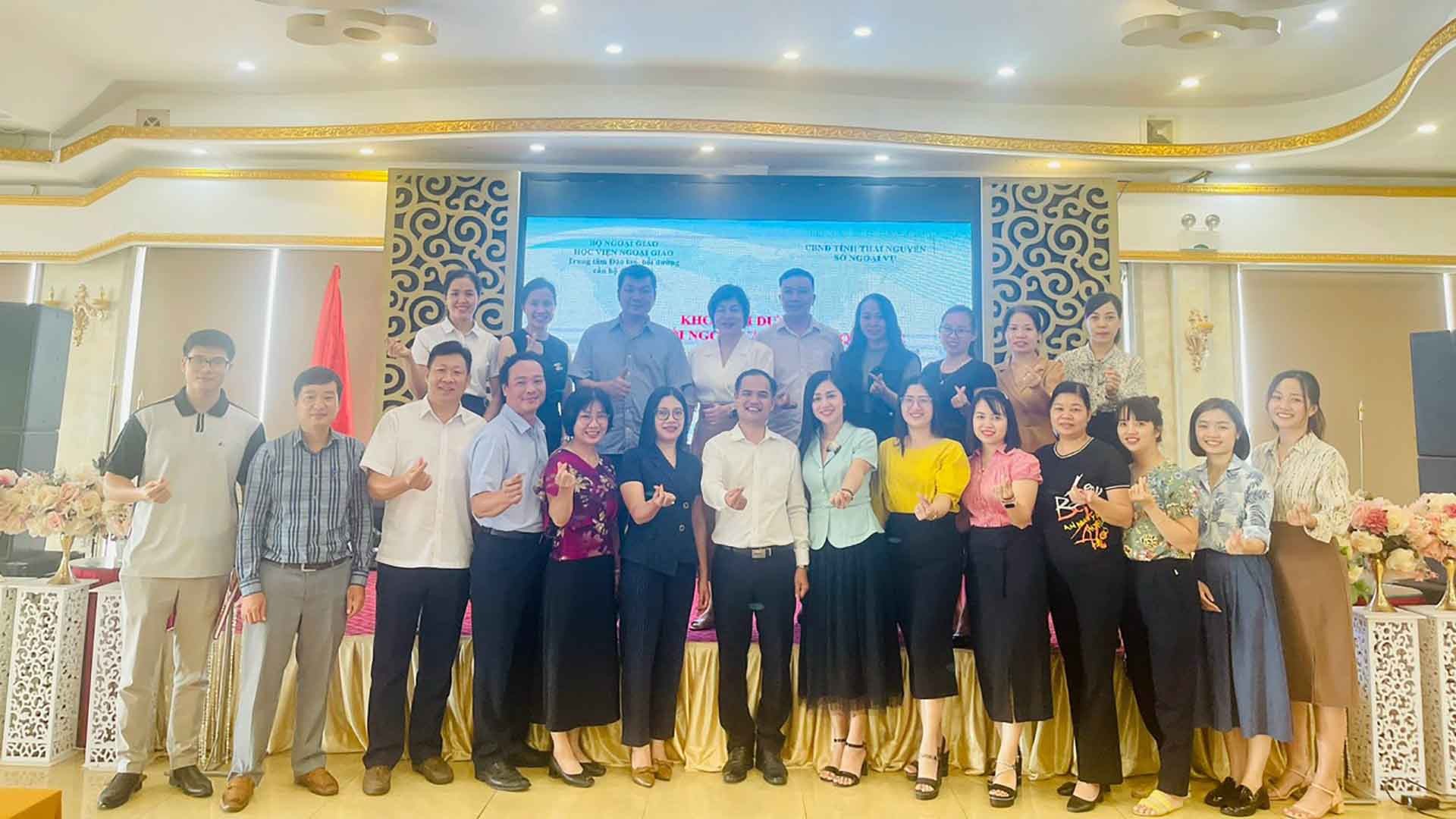 Tập thể lớp chụp ảnh lưu niệm. Tập thể lớp chụp ảnh lưu niệm.