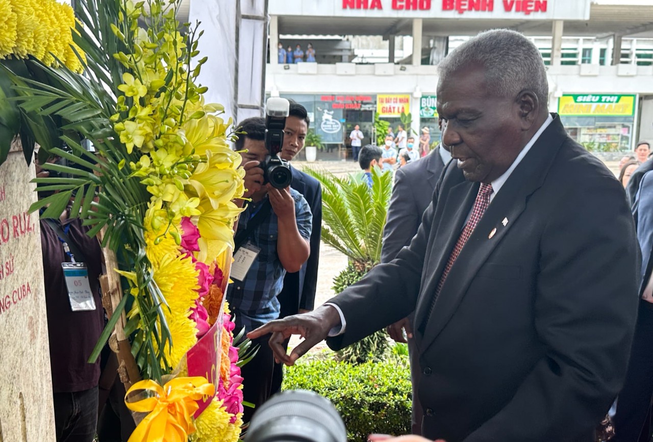 Chủ tịch Quốc hội Cuba dâng hoa Tượng đài Fidel, thăm Bệnh viện Hữu nghị Việt Nam-Cuba Chủ tịch Quốc hội Cuba dâng hoa Tượng đài Fidel, thăm Bệnh viện Hữu nghị Việt Nam-Cuba