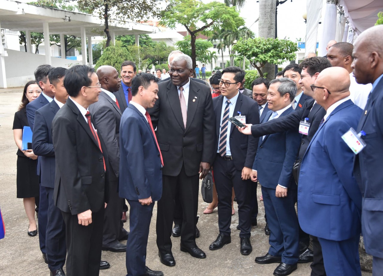 Chủ tịch Quốc hội Cuba dâng hoa Tượng đài Fidel, thăm Bệnh viện Hữu nghị Việt Nam-Cuba Chủ tịch Quốc hội Cuba dâng hoa Tượng đài Fidel, thăm Bệnh viện Hữu nghị Việt Nam-Cuba