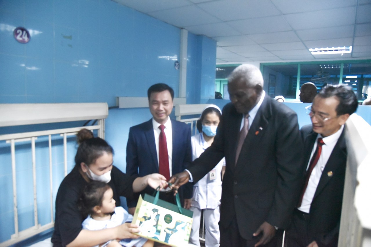 Chủ tịch Quốc hội Cuba dâng hoa Tượng đài Fidel, thăm Bệnh viện Hữu nghị Việt Nam-Cuba Chủ tịch Quốc hội Cuba dâng hoa Tượng đài Fidel, thăm Bệnh viện Hữu nghị Việt Nam-Cuba