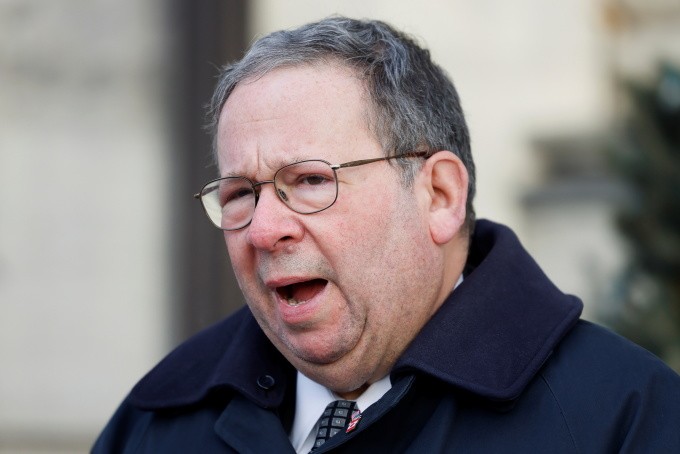 Đại sứ Mỹ tại Canada David Cohen trả lời truyền thông tại Ottawa ngày 7/12/2021. Ảnh: Reuters