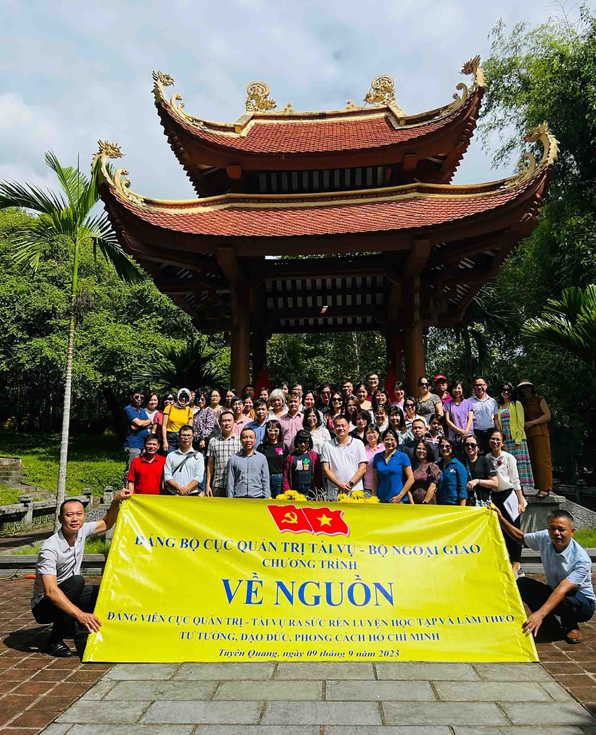 Đoàn công tác chụp ảnh tại Bia tưởng niệm của Khu di tích lịch sử Bộ Ngoại giao Đoàn công tác chụp ảnh tại Bia tưởng niệm của Khu di tích lịch sử Bộ Ngoại giao