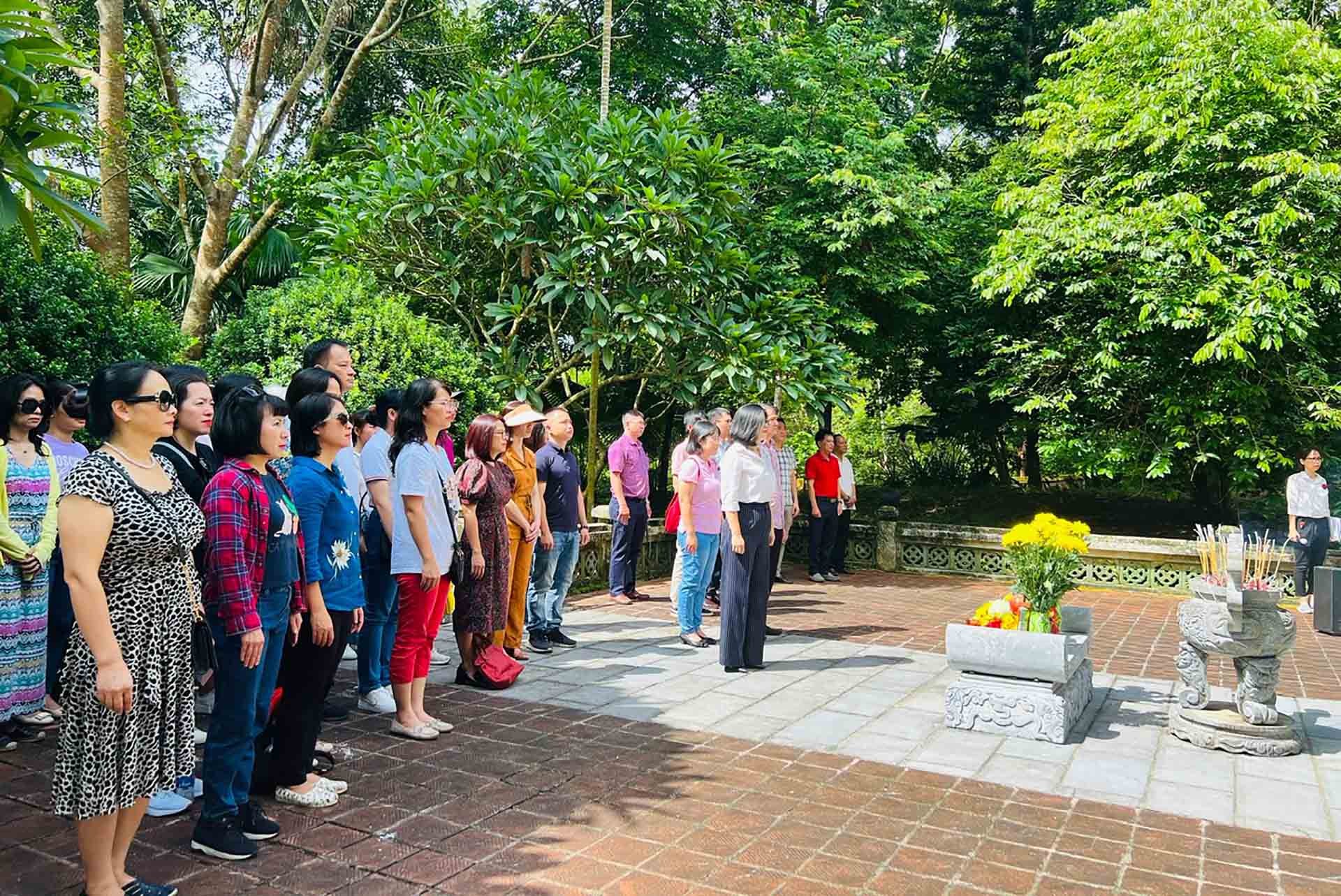 Đoàn công tác dâng hương tưởng niệm tại Khu di tích lịch sử Bộ Ngoại giao Đoàn công tác dâng hương tưởng niệm tại Khu di tích lịch sử Bộ Ngoại giao