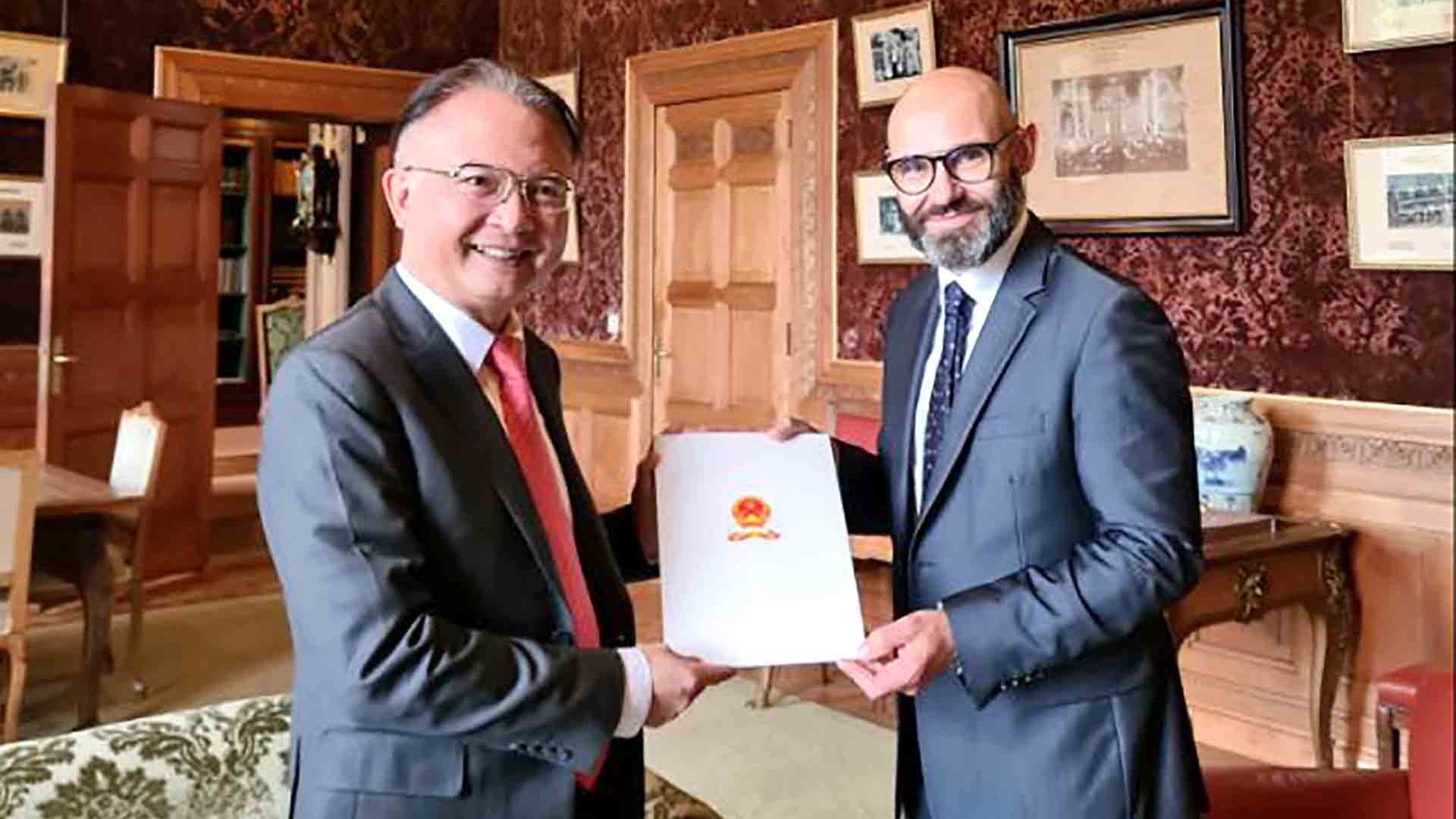 Đại sứ Việt Nam tại Hà Lan Ngô Hướng Nam trình Thư ủy nhiệm tại Tòa trọng tài thường trực