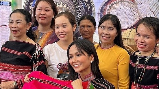 Hoa hậu H'Hen Niê nhận bằng khen Nghệ sĩ vì cộng đồng năm 2023