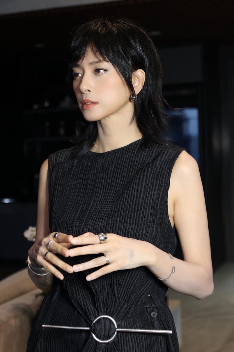 Ngô Thanh Vân đến sự kiện với diện mạo trẻ trung, thời thượng và khác lạ khi đội tóc giả. Nữ diễn viên hỏi ý kiến người hâm mộ cô có nên cắt tóc ngắn không.