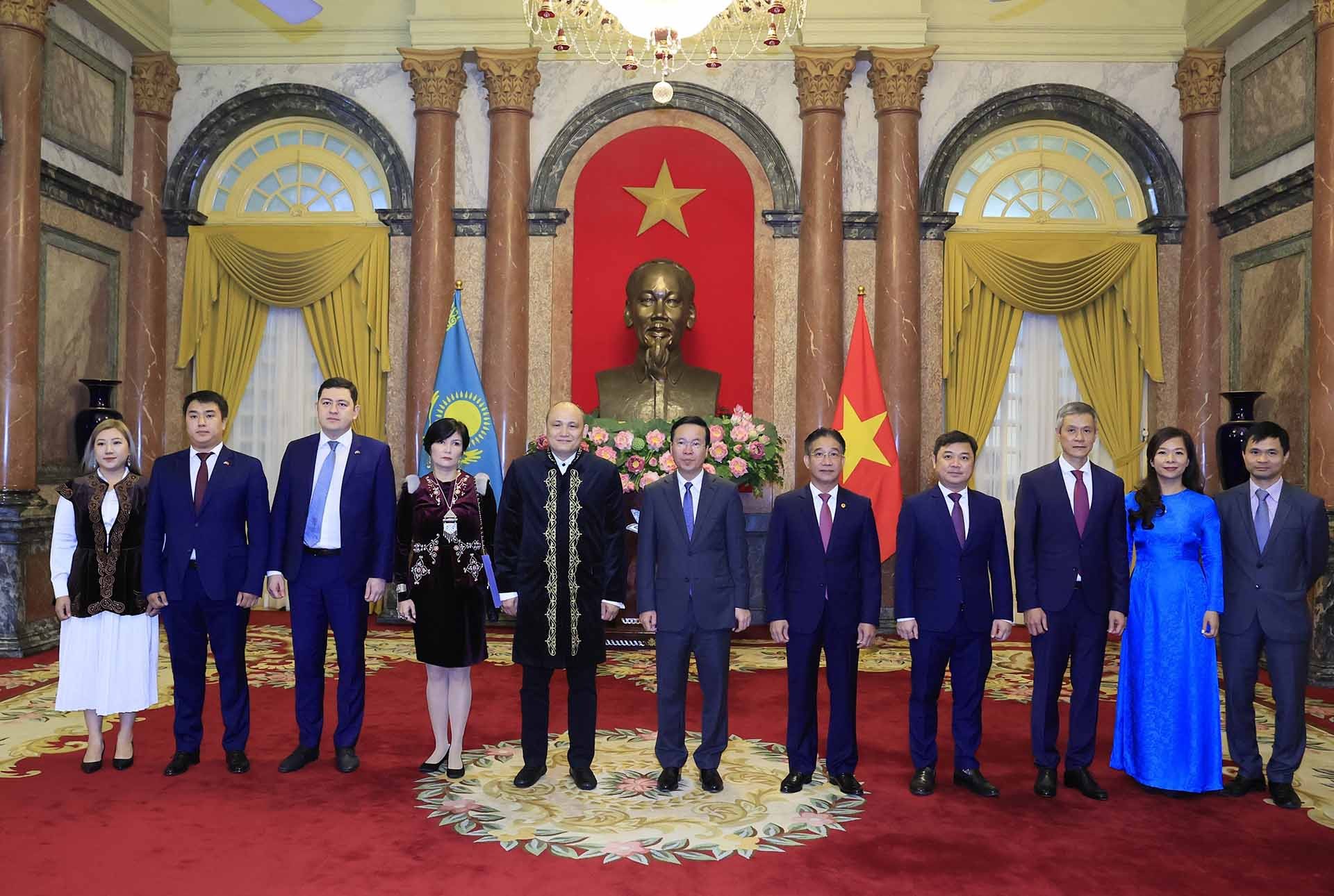 Chủ tịch nước Võ Văn Thưởng tiếp các Đại sứ Bulgaria, Liên minh châu Âu, Pháp và Kazakhstan trình Quốc thư