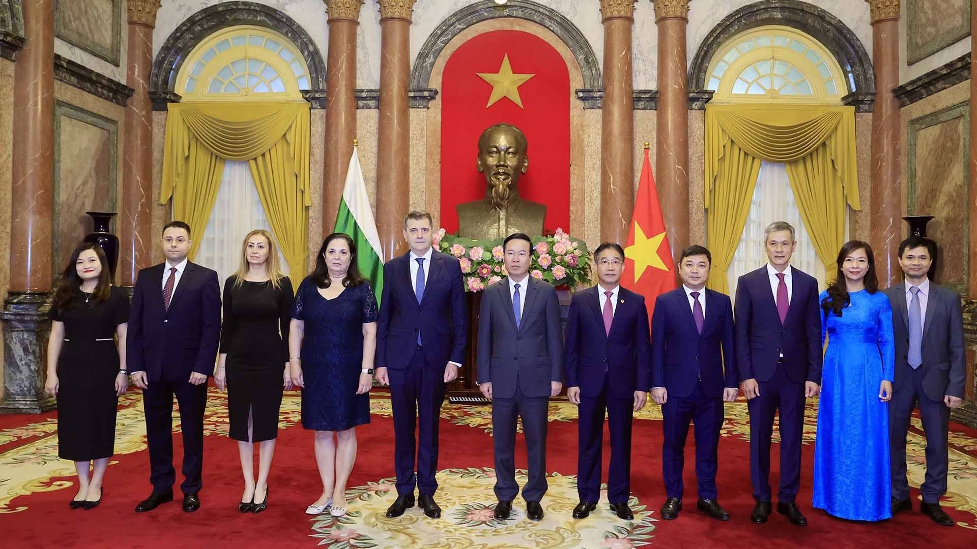 Chủ tịch nước Võ Văn Thưởng tiếp 4 Đại sứ trình Quốc thư