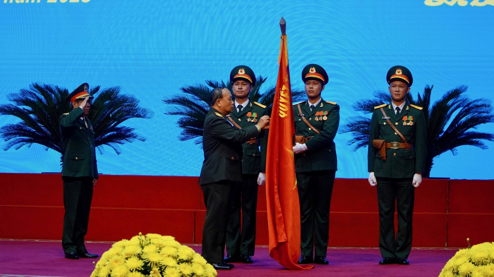 Trao tặng 36 huân chương và 32 bằng khen cho các tập thể, cá nhân Quân đội nhân dân Việt Nam