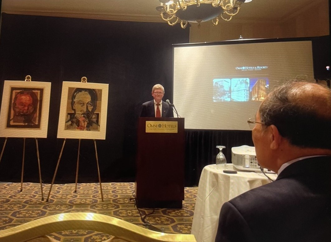 (09.26) Ông David Thomas giới thiệu các bức vẽ về Bác Hồ cho Chủ tịch Quốc hội Nguyễn Sinh Hùng và đoàn ngày 5/9/2015. (Ảnh: NVCC)