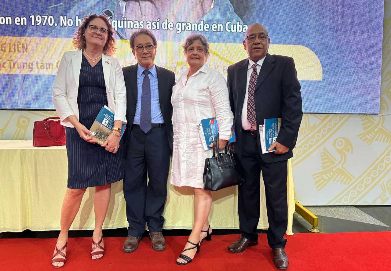 Bộ Ngoại giao trao tặng ấn phẩm đặc biệt kỷ niệm 50 năm Lãnh tụ Fidel thăm Việt Nam cho đồng chí Trương Thị Mai và Chủ tịch Quốc hội Cuba