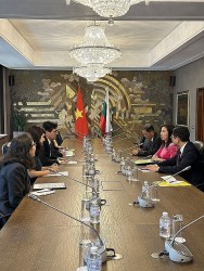 Thứ trưởng Ngoại giao Lê Thị Thu Hằng gặp, làm việc với Thứ trưởng Ngoại giao Bulgaria Tihomir Stoytchev