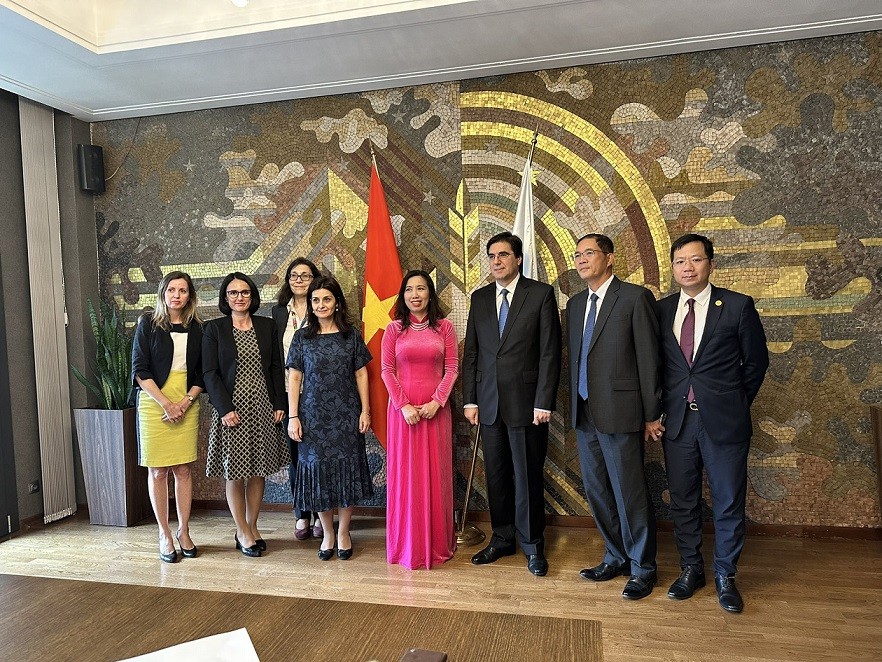 Thứ trưởng Ngoại giao Lê Thị Thu Hằng gặp, làm việc với Thứ trưởng Ngoại giao Bulgaria Tihomir Stoytchev