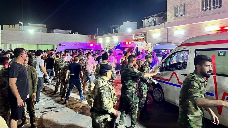 Lực lượng chức năng tại hiện trường vụ hỏa hoạn. (Nguồn: RTE)