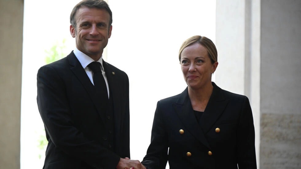 Tổng thống Pháp Emmanuel Macron bắt tay Thủ tướng Ý Giorgia Meloni trước cuộc gặp tại Palazzo Chigi ở Rome, vào ngày 26 tháng 9 năm 2023. © Filippo Monteforte, Pool via AP Tổng thống Pháp Emmanuel Macron bắt tay Thủ tướng Ý Giorgia Meloni trước cuộc gặp tại Palazzo Chigi ở Rome, vào ngày 26 tháng 9 năm 2023. © Filippo Monteforte, Pool via AP