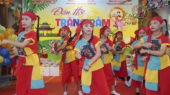 Đêm hội Trăng rằm của các em thiếu niên, nhi đồng người Việt tại Lào