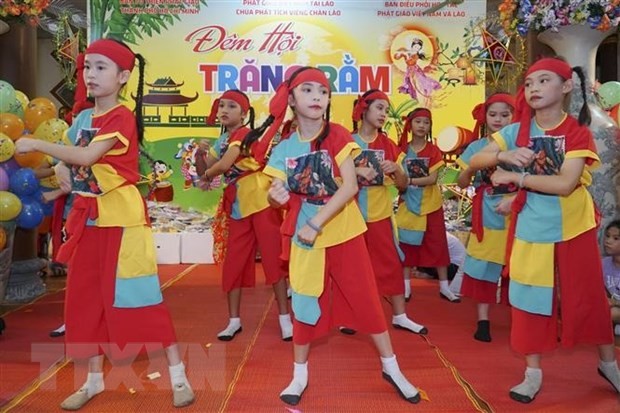 Đêm hội Trăng rằm của các em thiếu niên, nhi đồng người Việt tại Lào