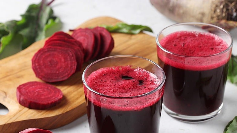 Uống nước ép củ dền đỏ cung cấp nhiều dinh dưỡng có lợi cho sức khỏe