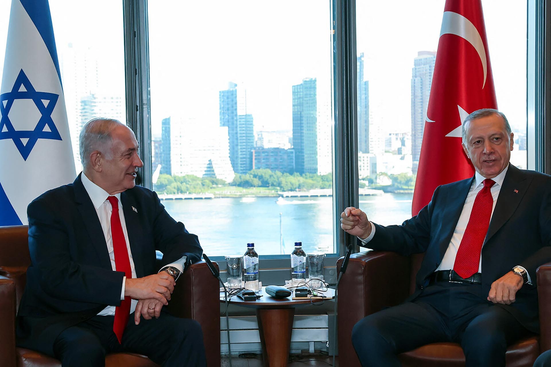 Thủ tướng Israel Benjamin Netanyahu và Tổng thống Thổ Nhĩ Kỳ Tayyip Erdogan trong cuộc gặp ngày 19/9 tại New York, Mỹ. (Nguồn: AFP) Thủ tướng Israel Benjamin Netanyahu và Tổng thống Thổ Nhĩ Kỳ Tayyip Erdogan trong cuộc gặp ngày 19/9 tại New York, Mỹ. (Nguồn: AFP)