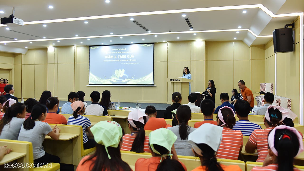 Đoàn Bộ Ngoại giao và Ngoại giao đoàn thăm, tặng quà công nhân nghèo tỉnh Vĩnh Phúc