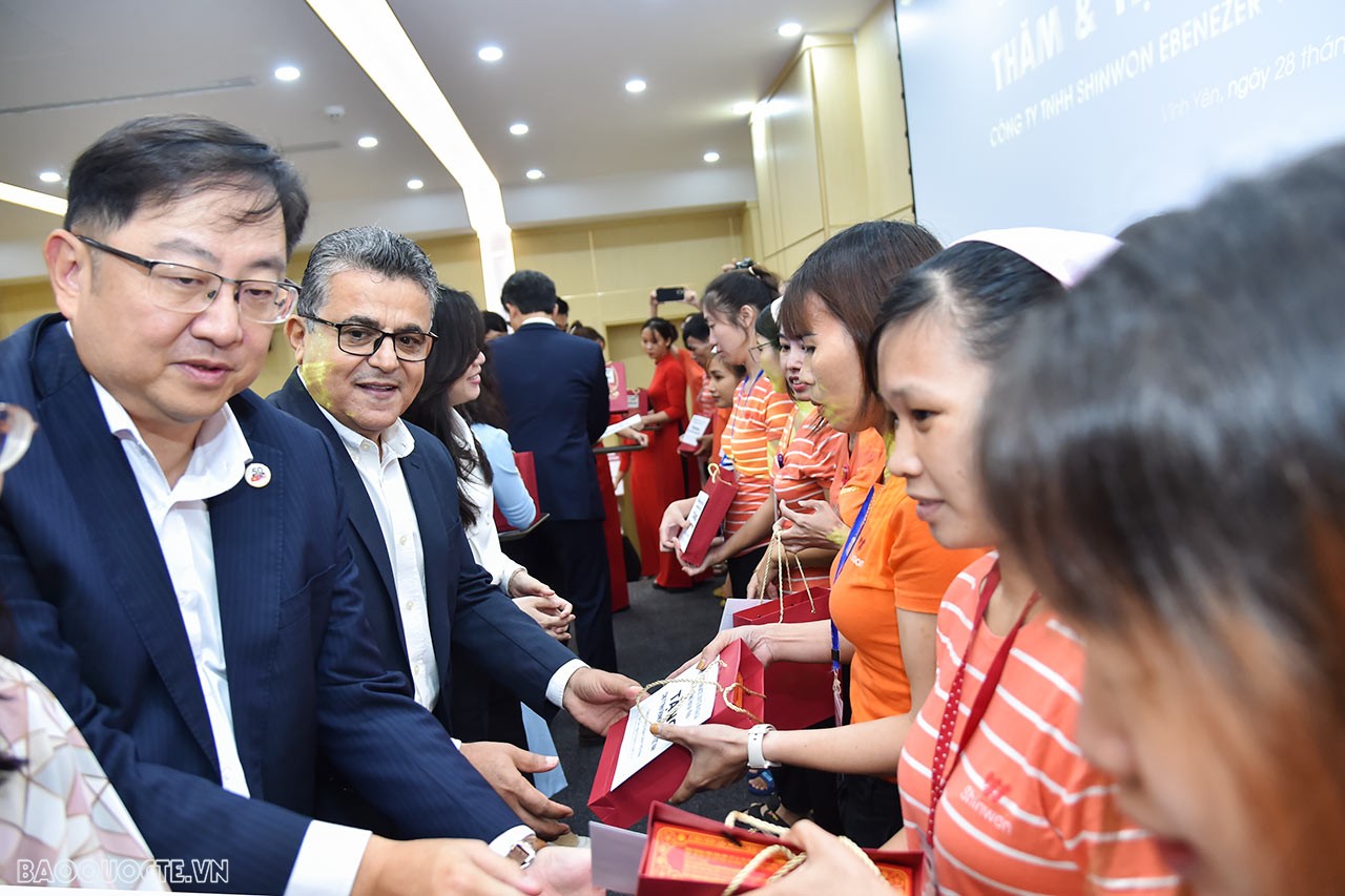 Đoàn Bộ Ngoại giao và Ngoại giao đoàn thăm, tặng quà công nhân nghèo tỉnh Vĩnh Phúc