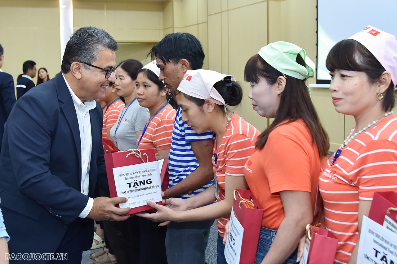 Đoàn Bộ Ngoại giao và Ngoại giao đoàn thăm, tặng quà công nhân nghèo tỉnh Vĩnh Phúc