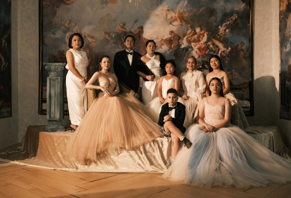 Diễn viên Lý Nhã Kỳ đăng bộ ảnh mới bên gia đình dịp Trung thu