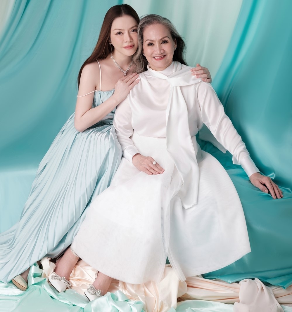 Diễn viên Lý Nhã Kỳ đăng bộ ảnh mới bên gia đình dịp Trung thu