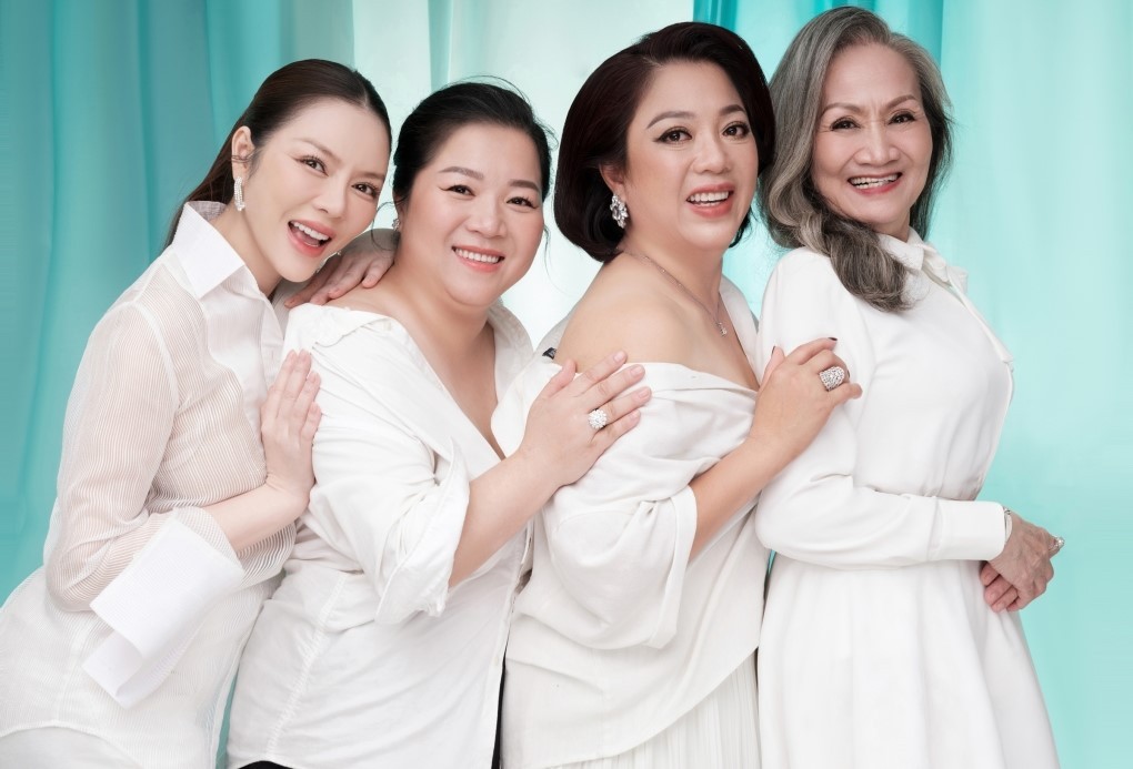 Diễn viên Lý Nhã Kỳ đăng bộ ảnh mới bên gia đình dịp Trung thu