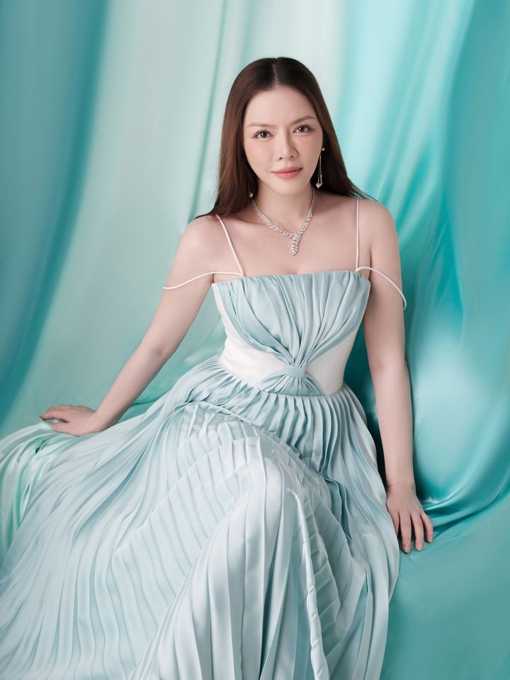 Diễn viên Lý Nhã Kỳ đăng bộ ảnh mới bên gia đình dịp Trung thu