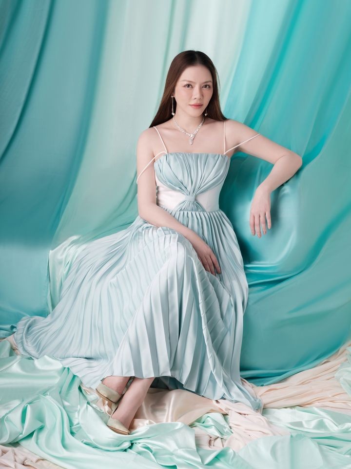 Diễn viên Lý Nhã Kỳ đăng bộ ảnh mới bên gia đình dịp Trung thu