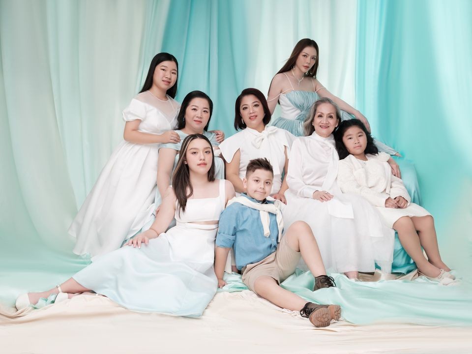 Diễn viên Lý Nhã Kỳ đăng bộ ảnh mới bên gia đình dịp Trung thu