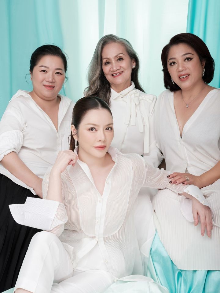 Diễn viên Lý Nhã Kỳ đăng bộ ảnh mới bên gia đình dịp Trung thu