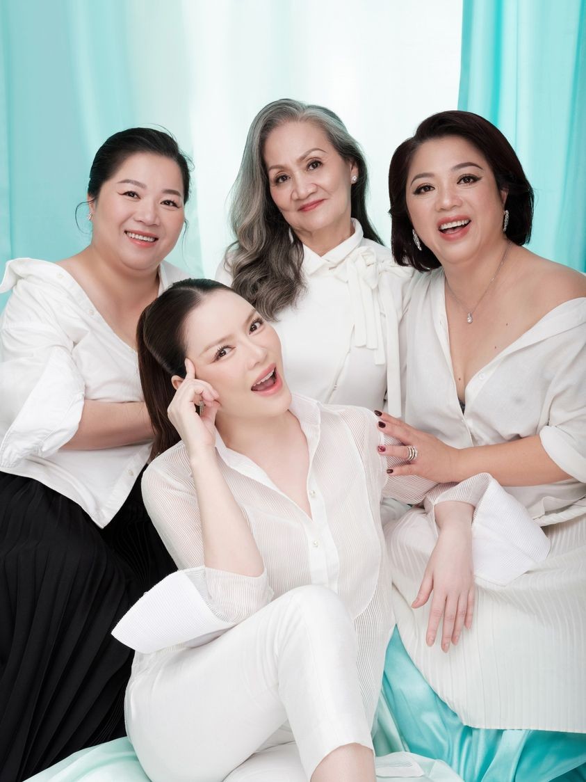 Diễn viên Lý Nhã Kỳ đăng bộ ảnh mới bên gia đình dịp Trung thu