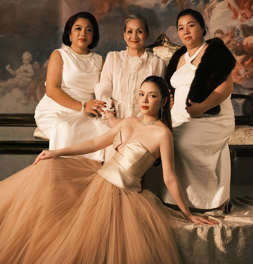 Diễn viên Lý Nhã Kỳ đăng bộ ảnh mới bên gia đình dịp Trung thu