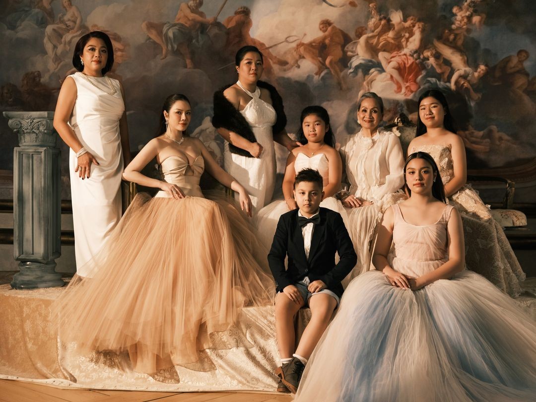 Diễn viên Lý Nhã Kỳ đăng bộ ảnh mới bên gia đình dịp Trung thu