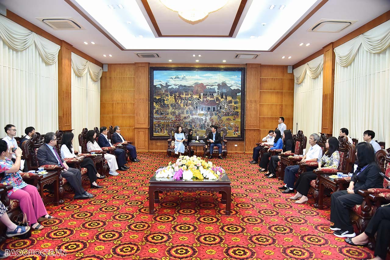 Chủ tịch UBND tỉnh Vĩnh Phúc tiếp xã giao Đoàn Ngoại giao đến thăm và trao quà từ thiện