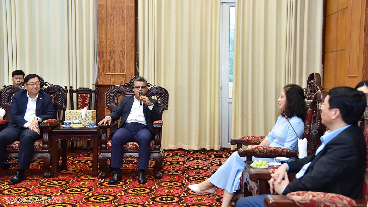 Chủ tịch UBND tỉnh Vĩnh Phúc tiếp xã giao Đoàn Ngoại giao đến thăm và trao quà từ thiện