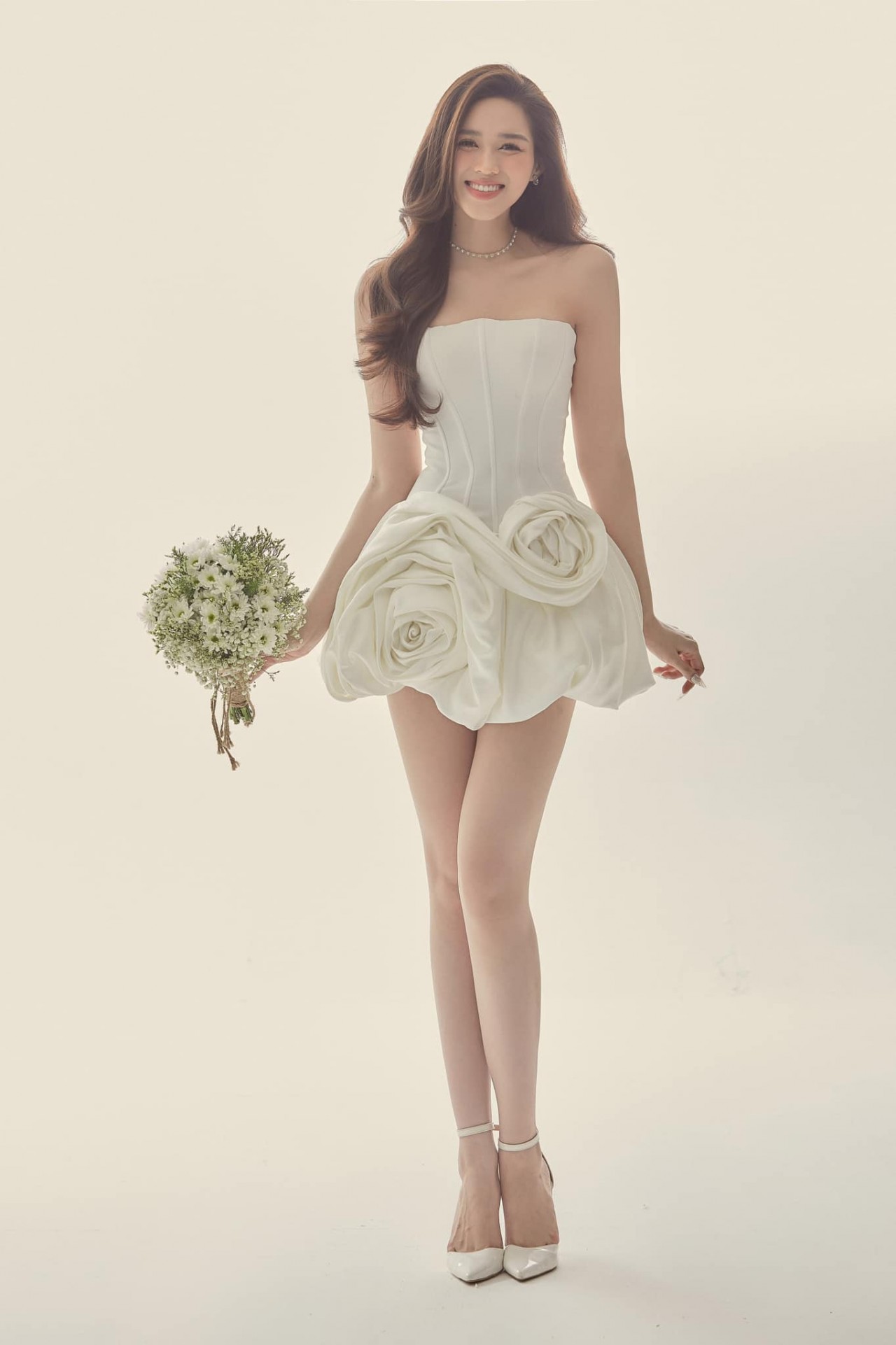 Hoa hậu Đỗ Thị Hà khoe nhan sắc 'cực phẩm'