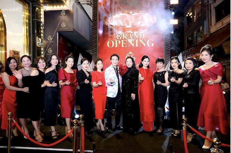 Ca sĩ Dương Trường Giang, NTK Ngô Diễm Hương, MC Thanh Mai (ở giữa từ trái sang) và các khách mời tại lễ ra mắt GRAND OPENING của Hương Giang Interfa Group