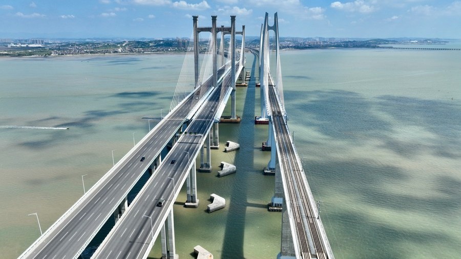 Tuyến đường sắt cao tốc vượt biển '8 dọc 8 ngang' kỷ lục của Trung Quốc