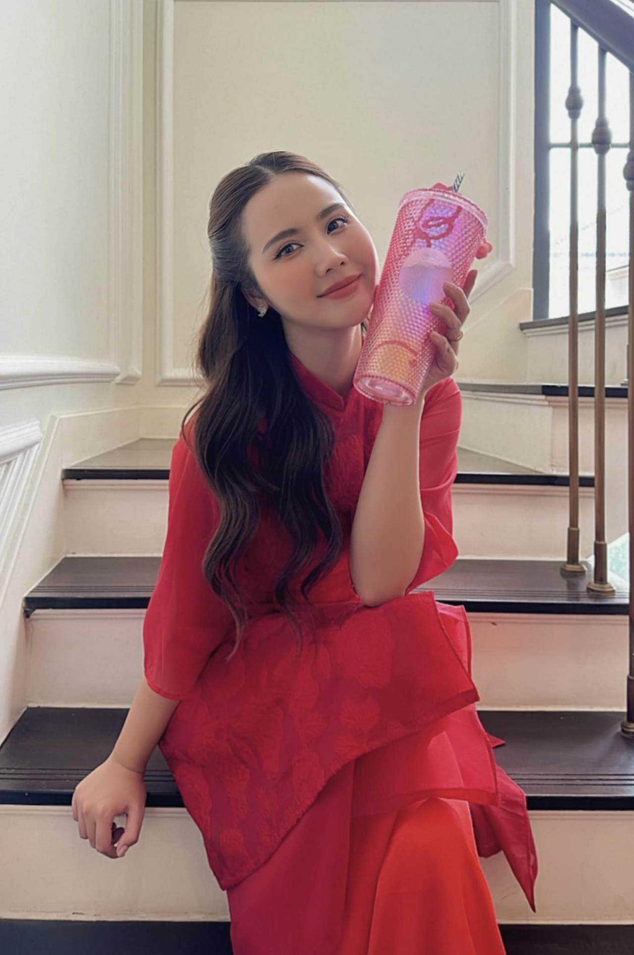 Sao Việt: Siêu mẫu Thanh Hằng dịu dàng trong tà áo dài, Hoa hậu Giáng My 'trẻ mãi không già'