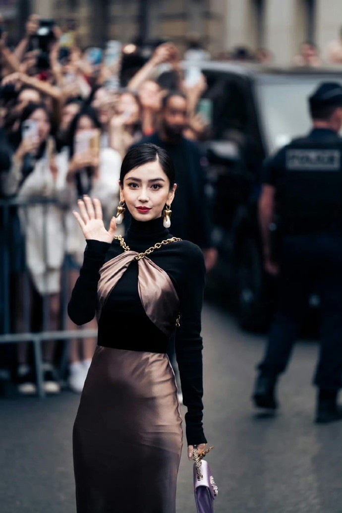 Diễn viên Angelababy góp mặt tại Tuần lễ Thời trang Paris với phong cách cổ điển, sang trọng.