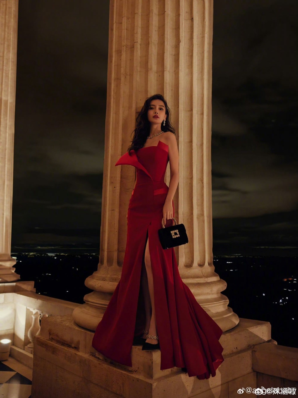 Angelababy đẹp huyền bí, chọn phong cách sang trọng và cổ điển dự Tuần lễ Thời trang Paris