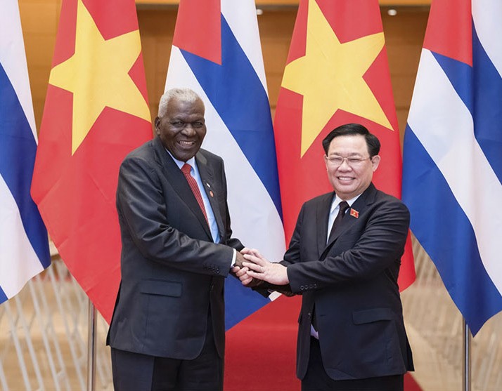 Chủ tịch Quốc hội Vương Đình Huệ và Chủ tịch Quốc hội Cuba Esteban Lazo Hernandez, tại Nhà Quốc hội, chiều 27/9.