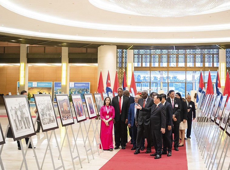 Chủ tịch Quốc hội Vương Đình Huệ và Chủ tịch Quốc hội Cuba Esteban Lazo Hernandez thăm triển lãm ảnh tại Nhà Quốc hội.