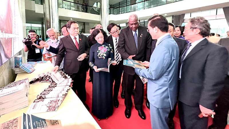 Thường trực Ban Bí thư Trương Thị Mai, Chủ tịch Quốc hội Cuba Esteban Lazo Hernandez và Phó Chủ tịch Thường trực Quốc hội Trần Thanh Mẫn tham quan triển lãm ảnh và sách về chuyến thăm của Lãnh tụ Fidel và quan hệ Việt Nam-Cuba.