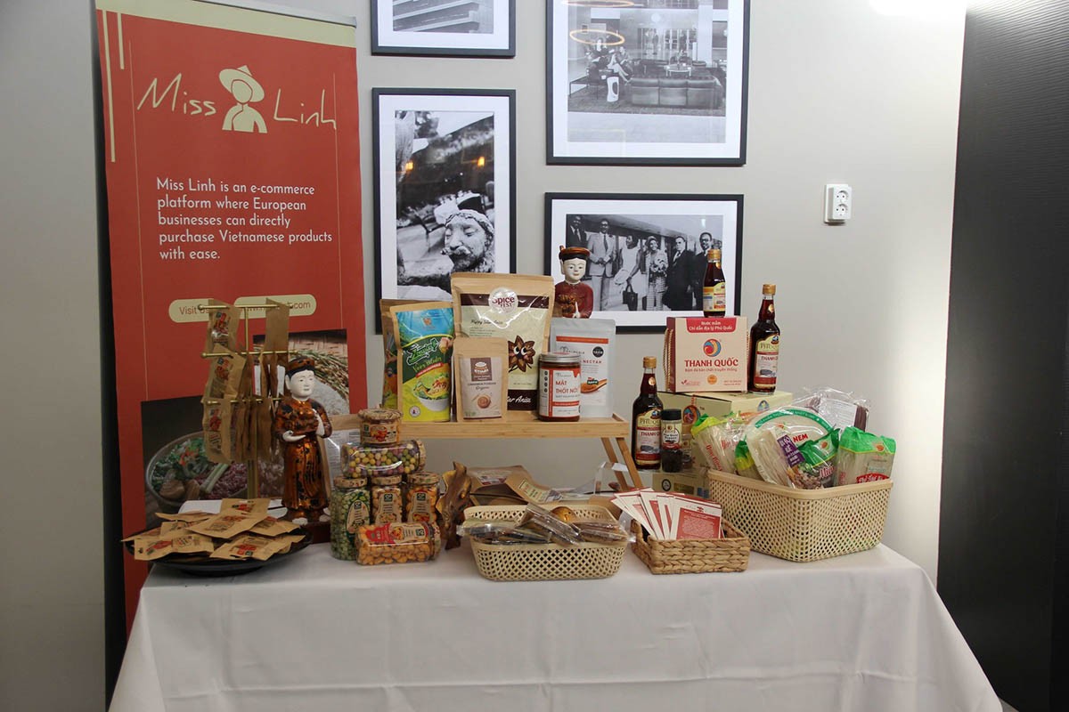 Trong khuôn khổ lễ kỷ niệm, Đại sứ quán cũng đã phối hợp với công ty MissLinh trưng bày Góc Nông sản Việt.